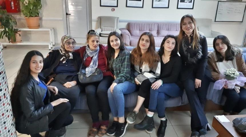 &Ouml;ğrencilerden yaşlılara duygulandıran ziyaret