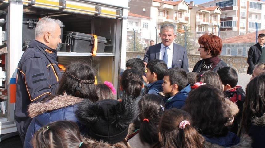 Afet ve deprem anları &ouml;ğrencilere AFAD tarafından anlatılıyor