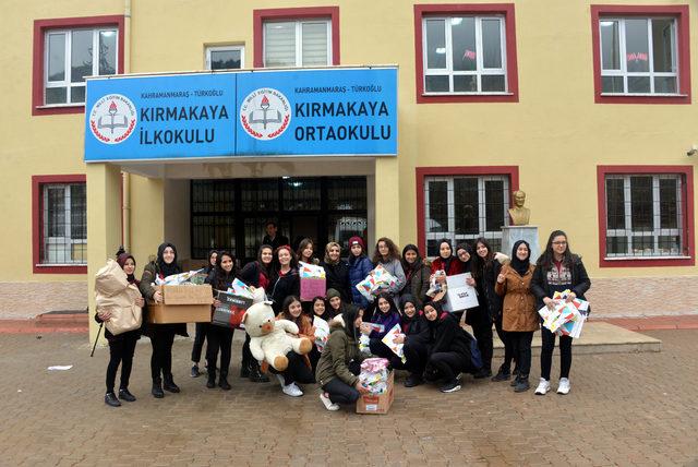 Topladıkları oyuncaklarla köy çocuklarının yüzlerini güldürdüler