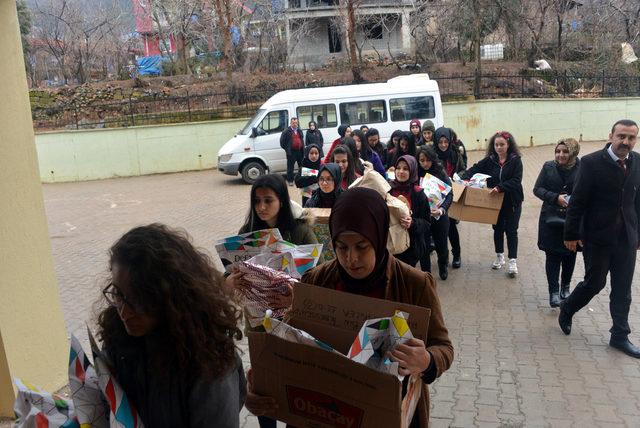 Topladıkları oyuncaklarla köy çocuklarının yüzlerini güldürdüler