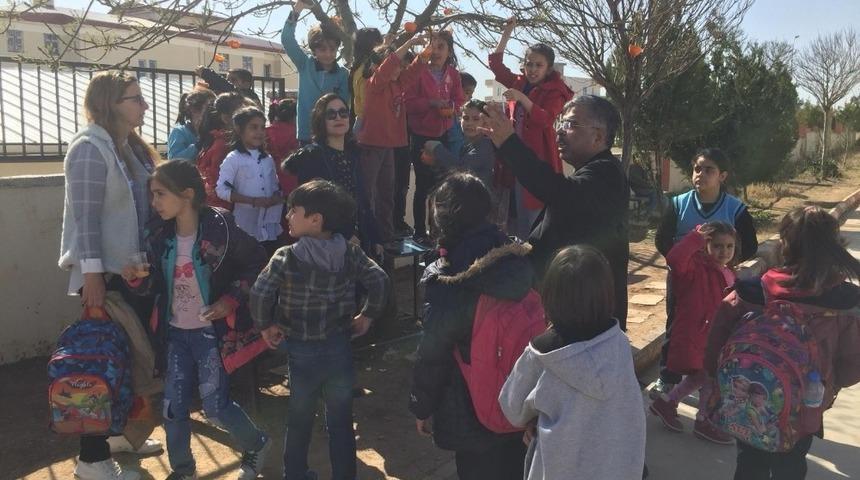 &Ouml;ğretmen ve &ouml;ğrencilerden şaşırtan hayvan sevgisi