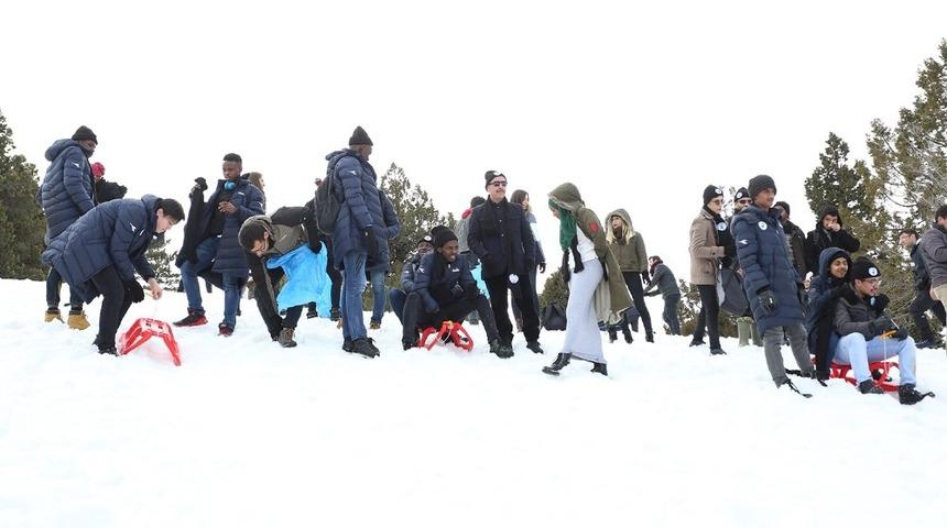 2 bin rakımda kızak ve poşetlerle kaydılar