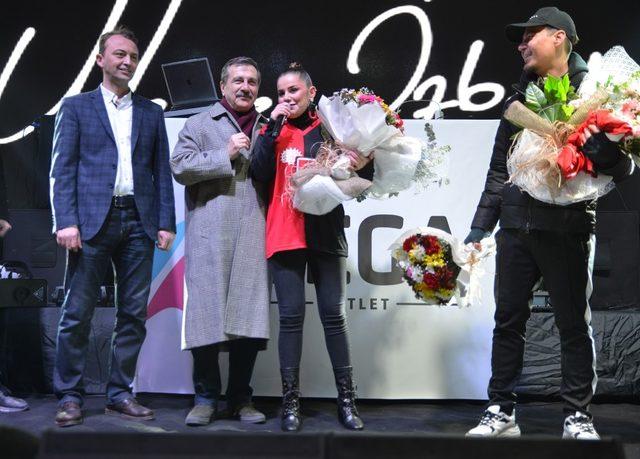 Merve Özbey Eskişehir’i ısıttı