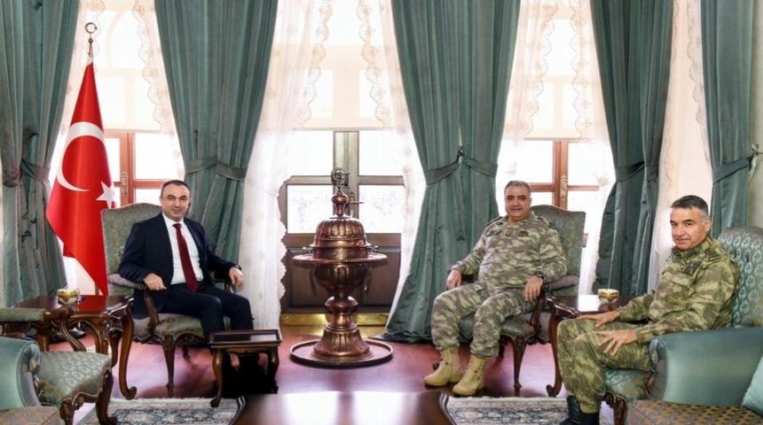 Vali Soyt&uuml;rk&rsquo;e komutanlardan ziyaret