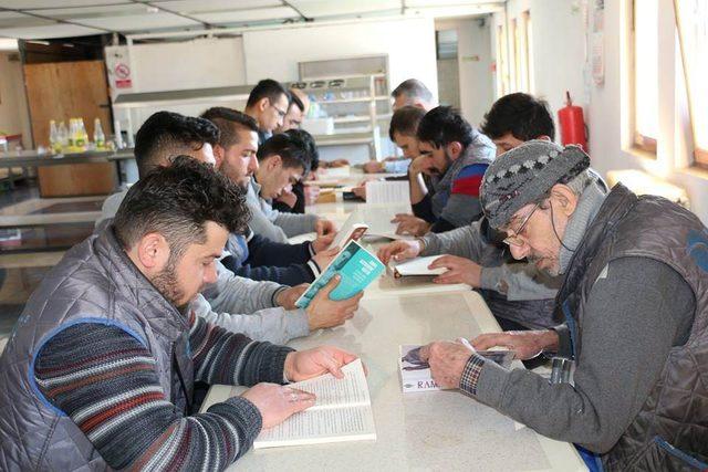 Kaymakam Deniz Pişkin, tekstil çalışanları ile birlikte kitap okudu