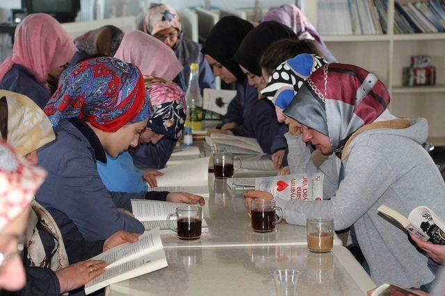 Kaymakam Deniz Pişkin, tekstil çalışanları ile birlikte kitap okudu