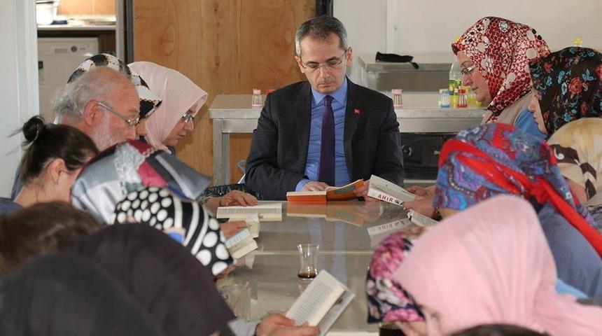 Kaymakam Deniz Pişkin, tekstil çalışanları ile birlikte kitap okudu