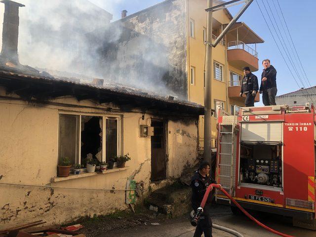 Evi yanan kadın sinir krizi geçirdi