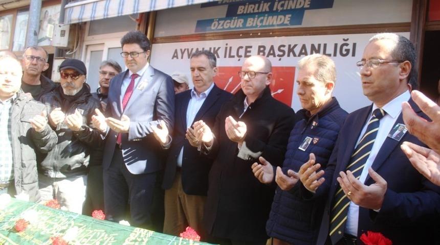 Ayvalık&rsquo;ın g&uuml;lery&uuml;z&uuml; Ziya Eryavuz son yolculuğuna uğurlandı
