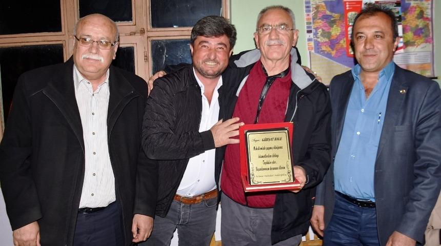 Başkan Kale’ye plaketli hizmet teşekkürü