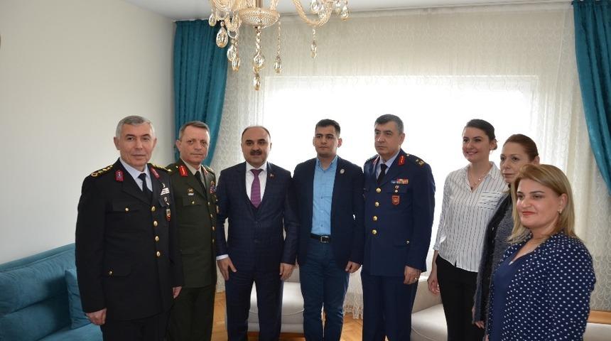 Vali G&uuml;naydın Ter&ouml;rle M&uuml;cadele Gazisine Rozetini Taktı