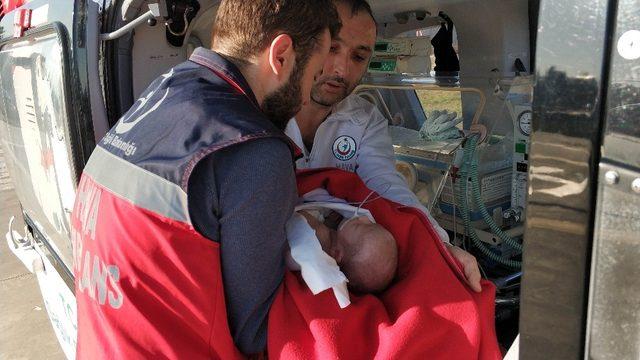 Ambulans helikopterler 21 günlük bebek için havalandı