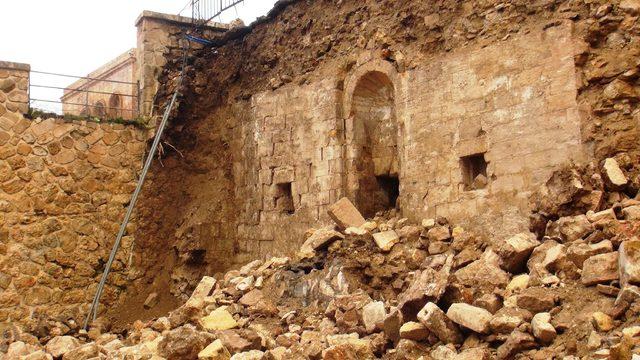 Hükümet konağının duvarı yıkıldı, tarihi mescit kalıntıları çıktı