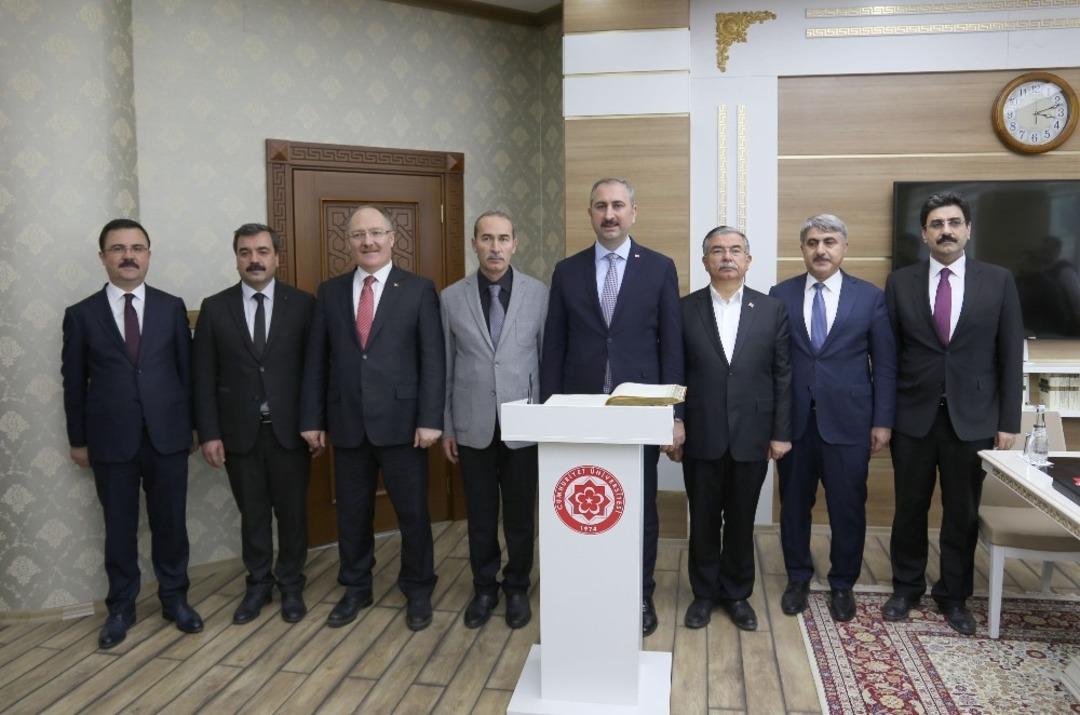 Adalet Bakanı G&uuml;l, &uuml;niversite &ouml;ğrencileriyle bir araya geldi