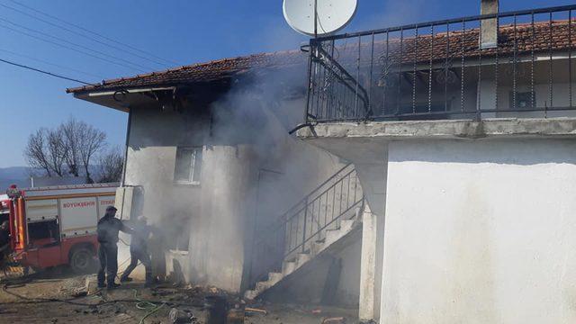 Elektrik kontağından çıkan yangın evi yaktı, aile gözyaşlarına hakim olamadı