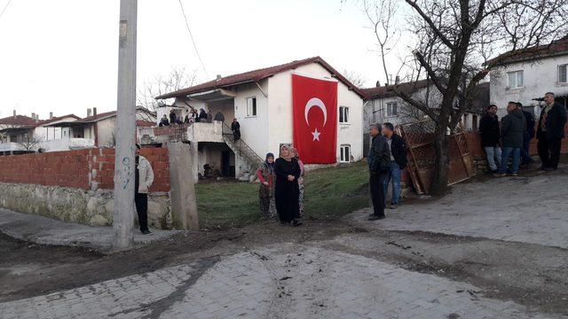 İvrindi'de şehidin baba evi bayraklarla donatıldı