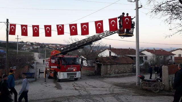 İvrindi'de şehidin baba evi bayraklarla donatıldı