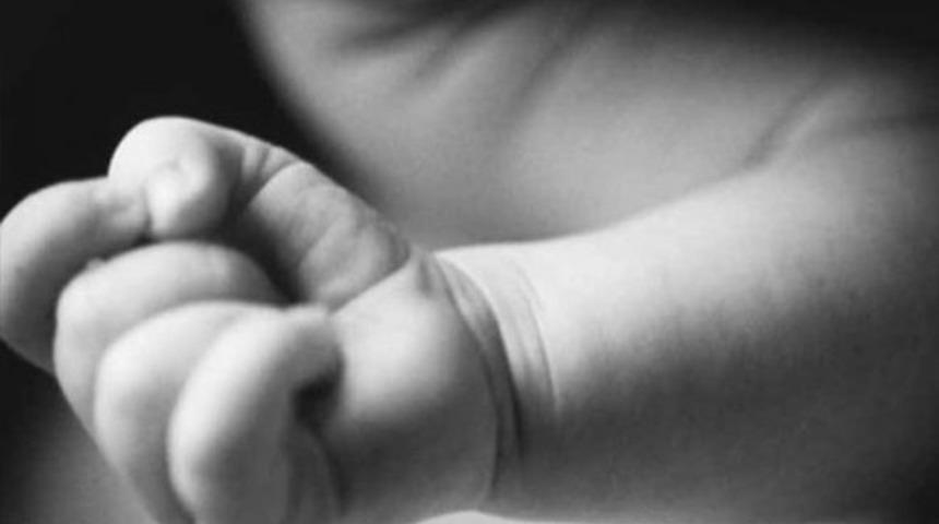 Kocaeli'de akrabasının üzerine düştüğü bebek öldü