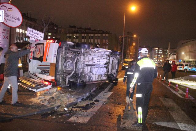 Ambulans ile polis aracı çarpıştı: 5 yaralı