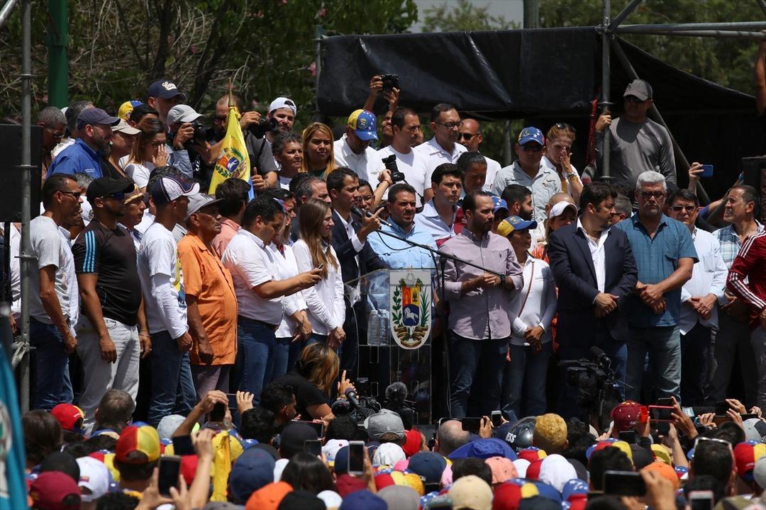 Guaido halkı yeniden sokağa &ccedil;ağırdı 