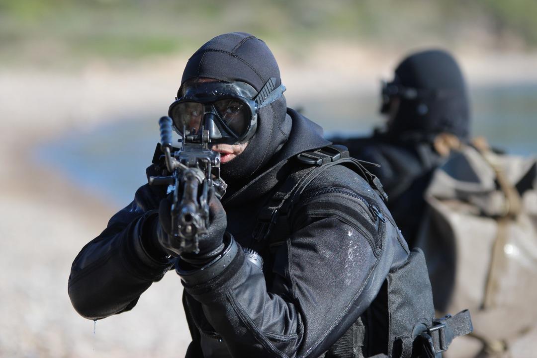 Temsili d&uuml;şman adası ele ge&ccedil;irildi