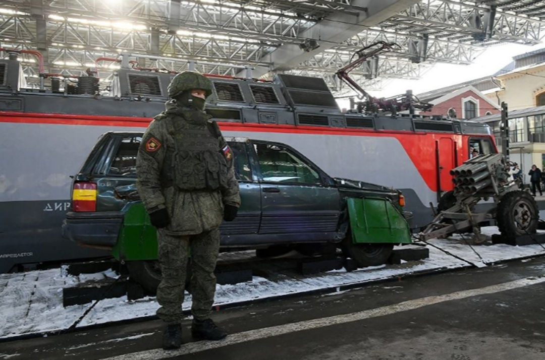Rusya, Suriye askeri te&ccedil;hizatını trenle sergiliyor