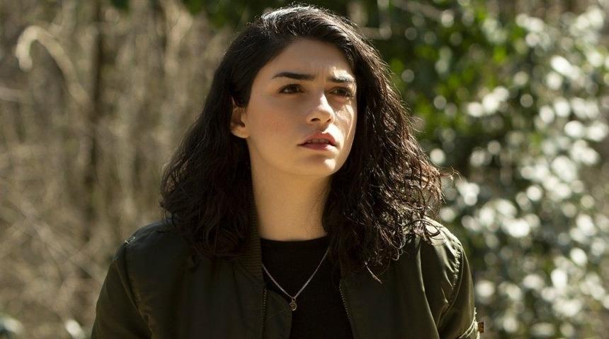  Hazar Ergüçlü sarı saçlı imajıyla hayranlarını şaşırttı