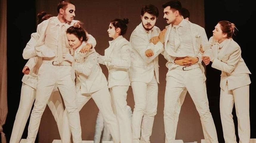 Sui Generis Tiyatro &lsquo;&rsquo;12 &Ouml;fkeli&rsquo;&rsquo; oyunuyla izleyicilerle buluştu