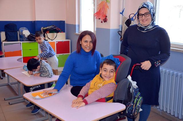 Serebral Palsi hastası oğlunu her gün bebek arabasıyla okula götürüyor