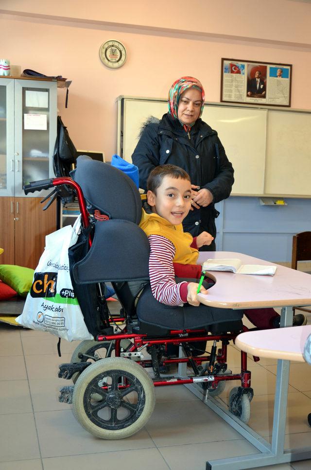 Serebral Palsi hastası oğlunu her gün bebek arabasıyla okula götürüyor