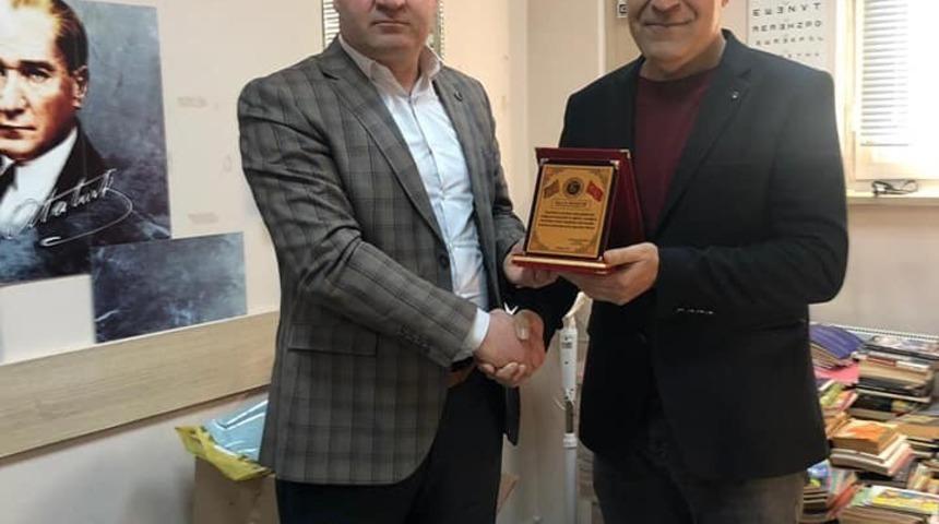 Başkan G&uuml;lbey&rsquo;den Dr. Kum&rsquo;a plaket