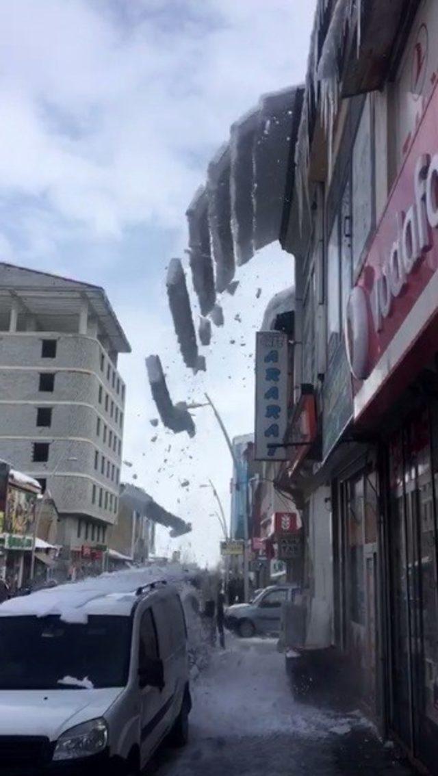 Çatıda biriken kar çığ gibi düştü