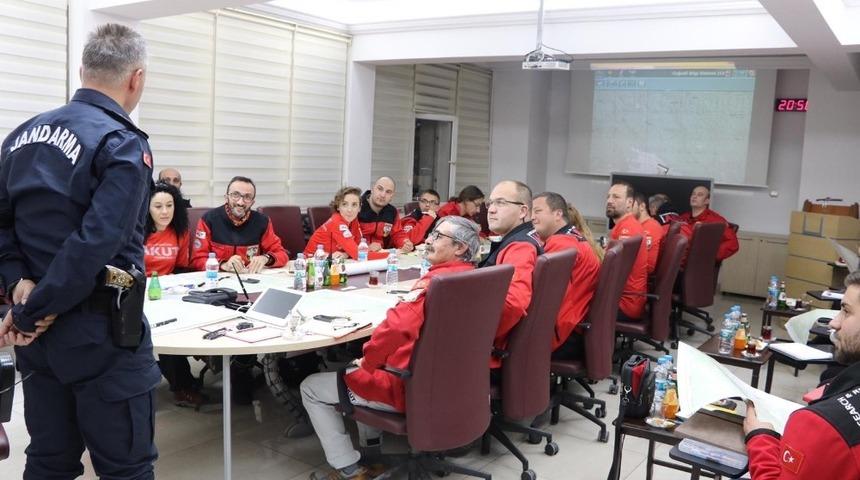 Jandarma Alay Komutanı Çömez, AKUT üyelerine eğitim verdi