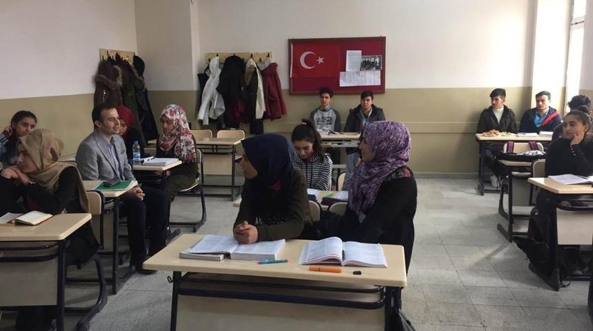 Kaymakam Karaca &uuml;niversiteye hazırlanan &ouml;ğrencilere kitap dağıttı