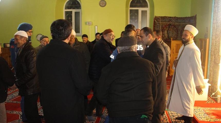 Dumlupınar’da protokol ve vatandaşlar sabah namazında buluştu