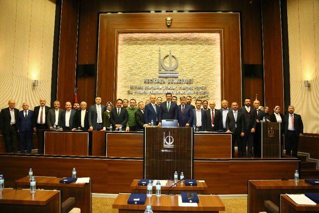 Başkan Ak’dan meclis üyelerine teşekkür plaketi