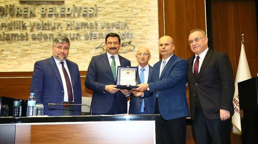 Başkan Ak’dan meclis üyelerine teşekkür plaketi