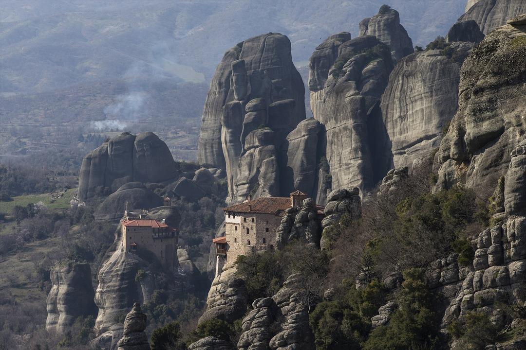 Kayalıkların zirvesindeki kent: Meteora