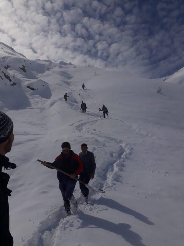 Kazma küreklerle karlı dağları aşıp, imece usulüyle arızayı giderdiler