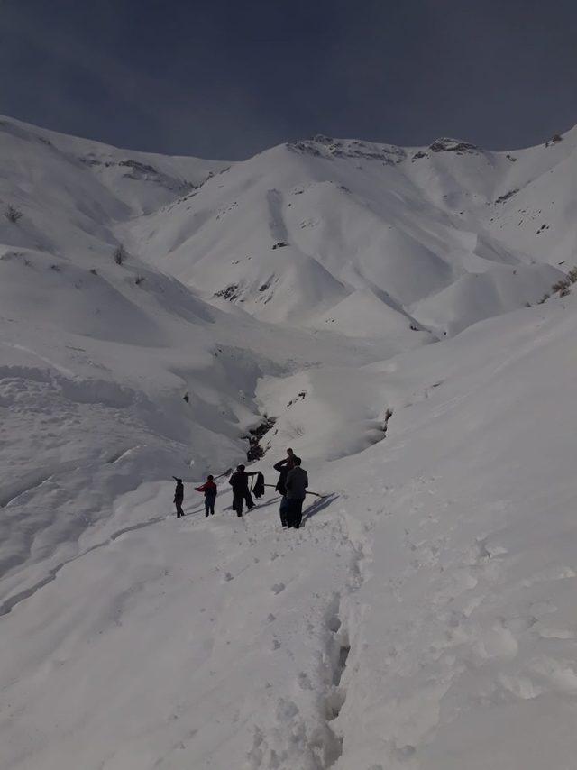 Kazma küreklerle karlı dağları aşıp, imece usulüyle arızayı giderdiler