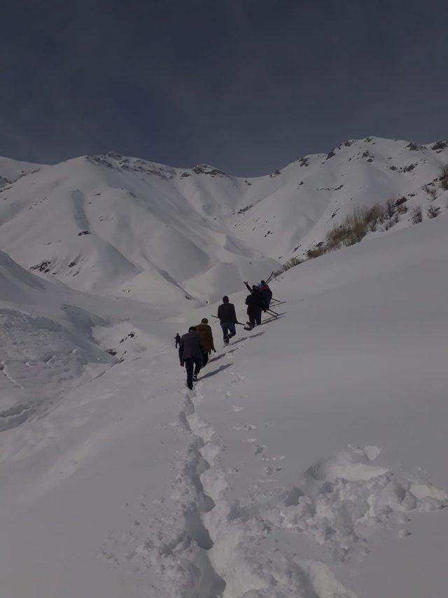 Kazma küreklerle karlı dağları aşıp, imece usulüyle arızayı giderdiler