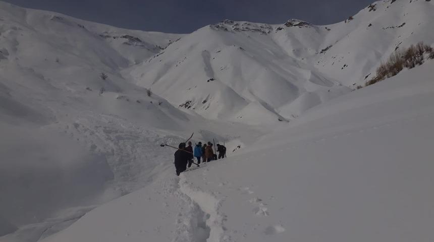 Kazma küreklerle karlı dağları aşıp, imece usulüyle arızayı giderdiler