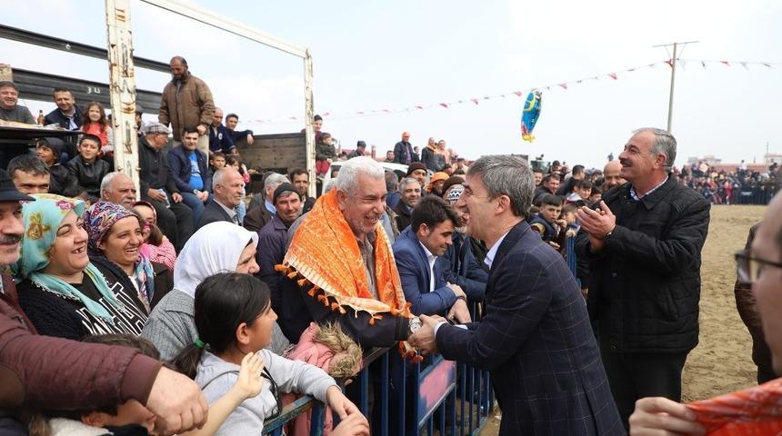 Başkan Şirin&rsquo;e deve g&uuml;reşlerinde yoğun ilgi