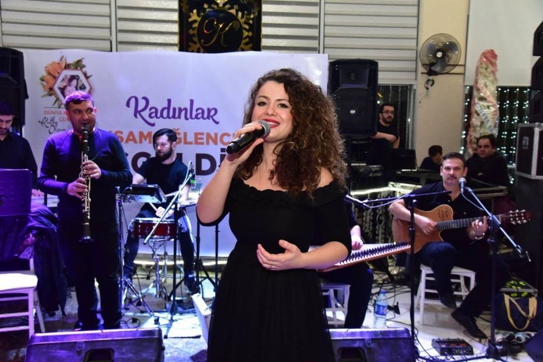 Bilecikli kadınlar sanat&ccedil;ı G&ouml;zde ile coştu