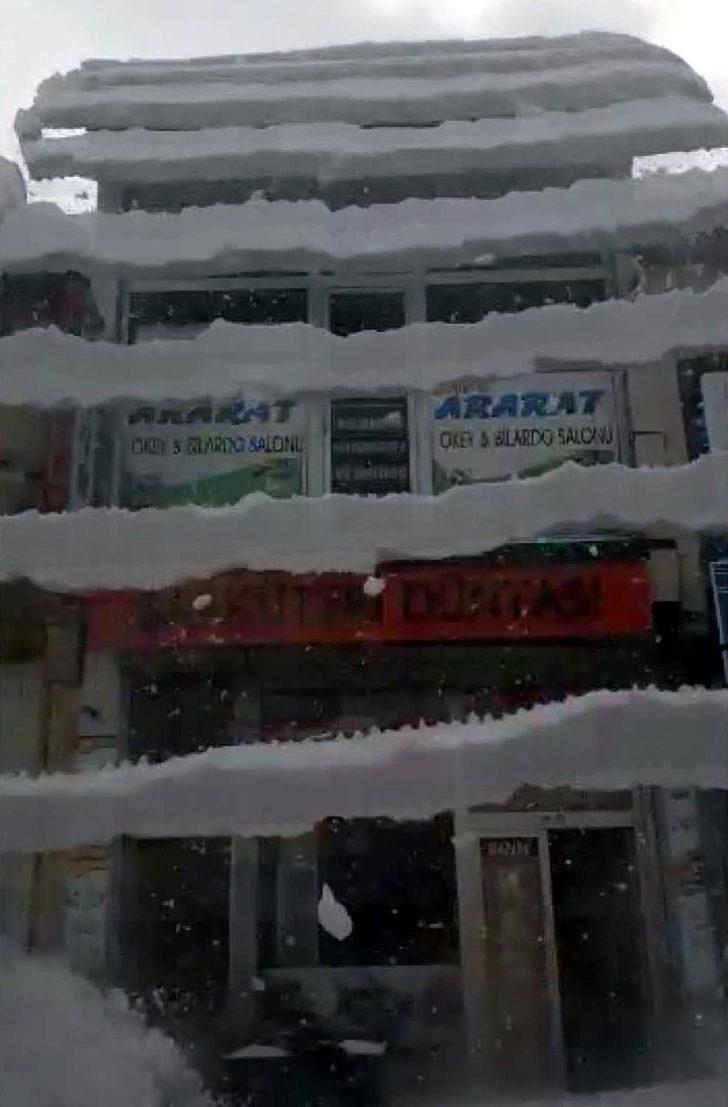 Çatıda biriken kar, çığ gibi düştü  G2
