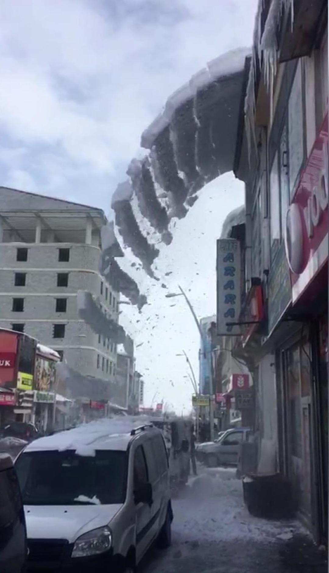 &Ccedil;atıda biriken kar, &ccedil;ığ gibi d&uuml;şt&uuml; 