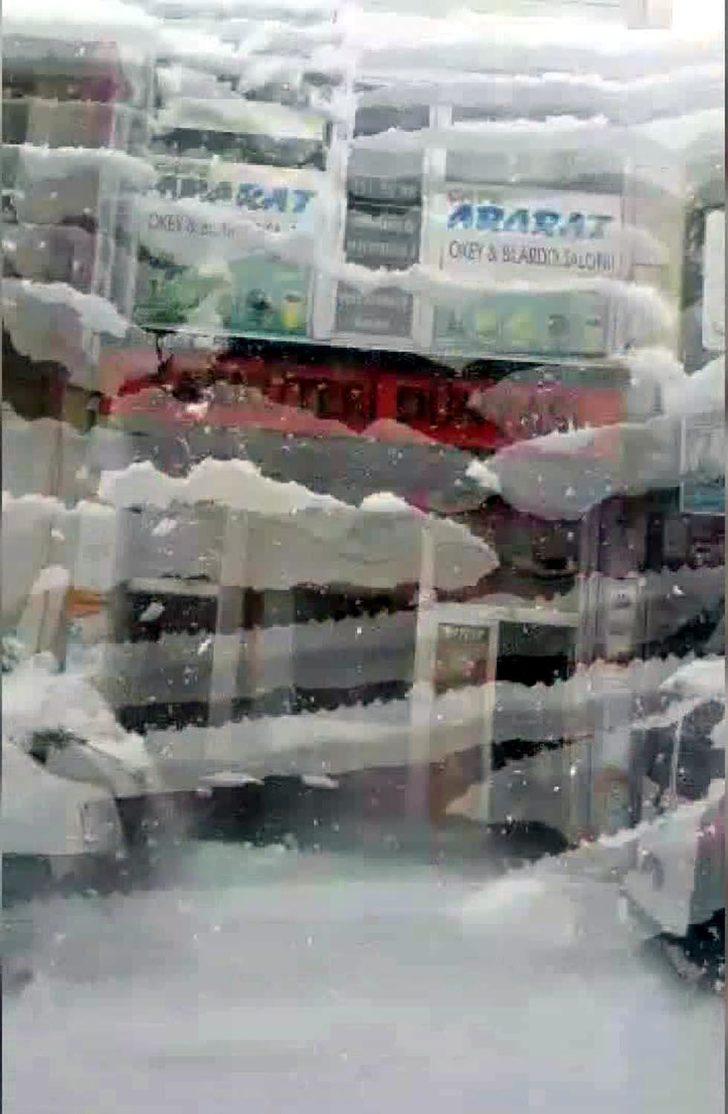 Çatıda biriken kar, çığ gibi düştü  G5