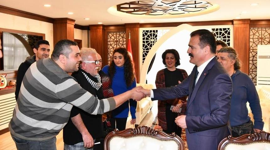 Tiyatro oyuncularından Vali Akbıyık&rsquo;a ziyaret