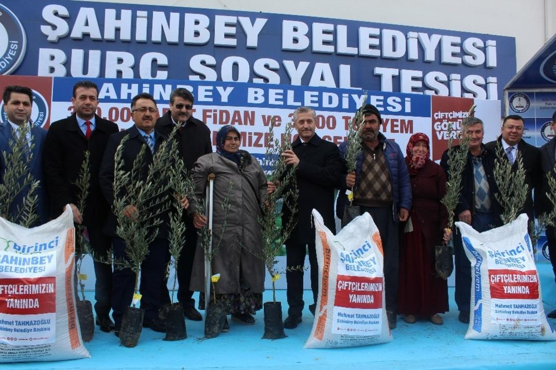 Şahinbey&rsquo;den 300 bin adet fidan ve 3 bin 500 ton yem desteği