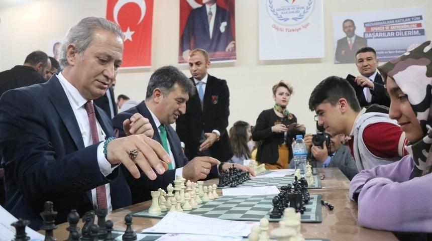 Satranç turnuvasında 937 öğrenci ter döktü